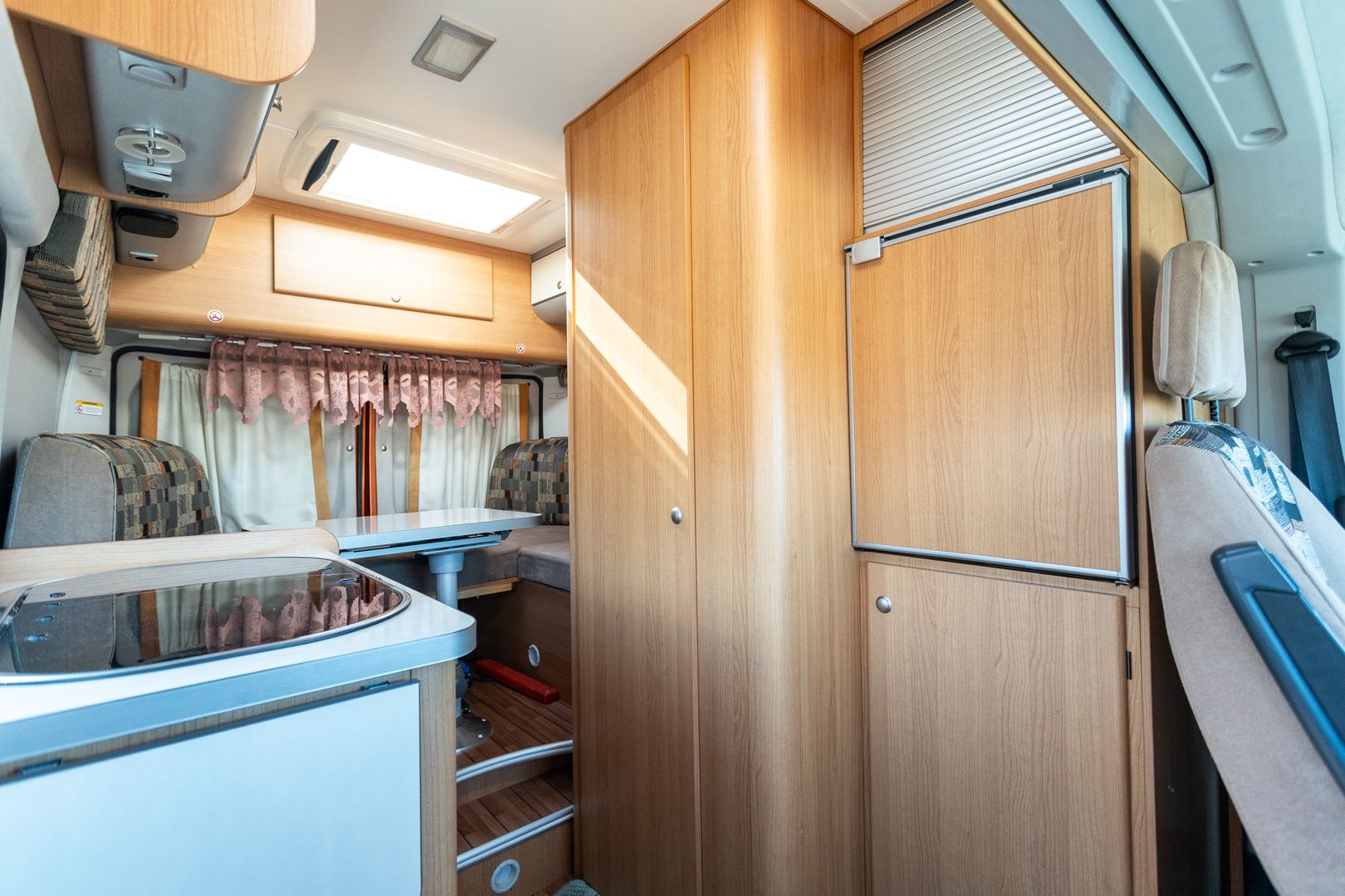 Weinsberg Cosmos 541 2.3 Mjet 120hv ** TRUMA, U-ISTUINRYHMÄ, AURINKOPANEELI, ALLE 5M PITKÄ **, kuva 10