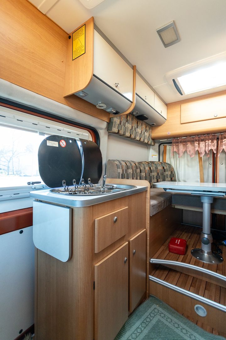 Weinsberg Cosmos 541 2.3 Mjet 120hv ** TRUMA, U-ISTUINRYHMÄ, AURINKOPANEELI, ALLE 5M PITKÄ **, kuva 11