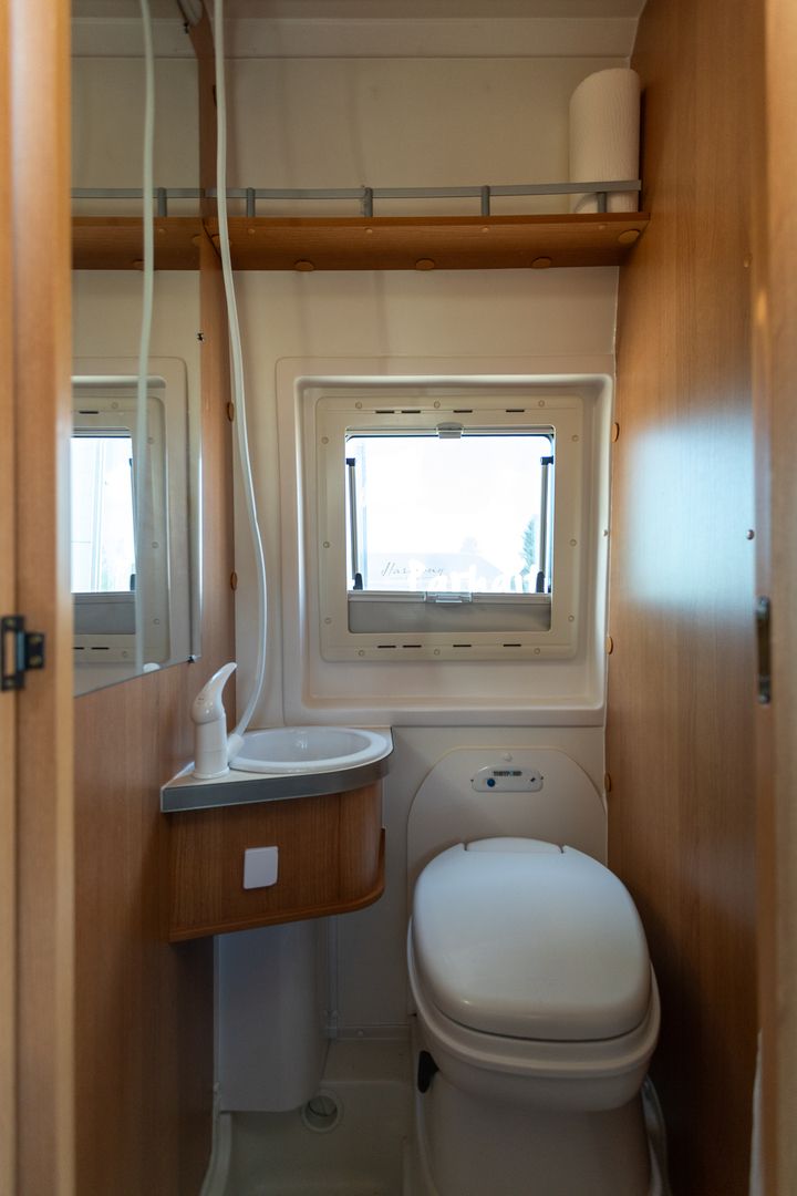 Weinsberg Cosmos 541 2.3 Mjet 120hv ** TRUMA, U-ISTUINRYHMÄ, AURINKOPANEELI, ALLE 5M PITKÄ **, kuva 14