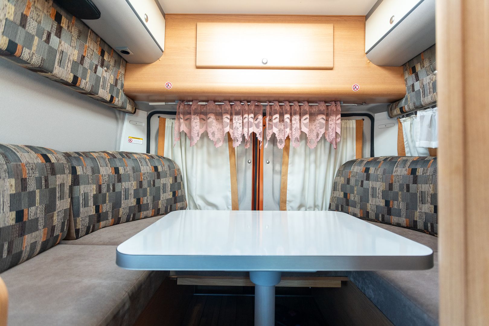 Weinsberg Cosmos 541 2.3 Mjet 120hv ** TRUMA, U-ISTUINRYHMÄ, AURINKOPANEELI, ALLE 5M PITKÄ **, kuva 16