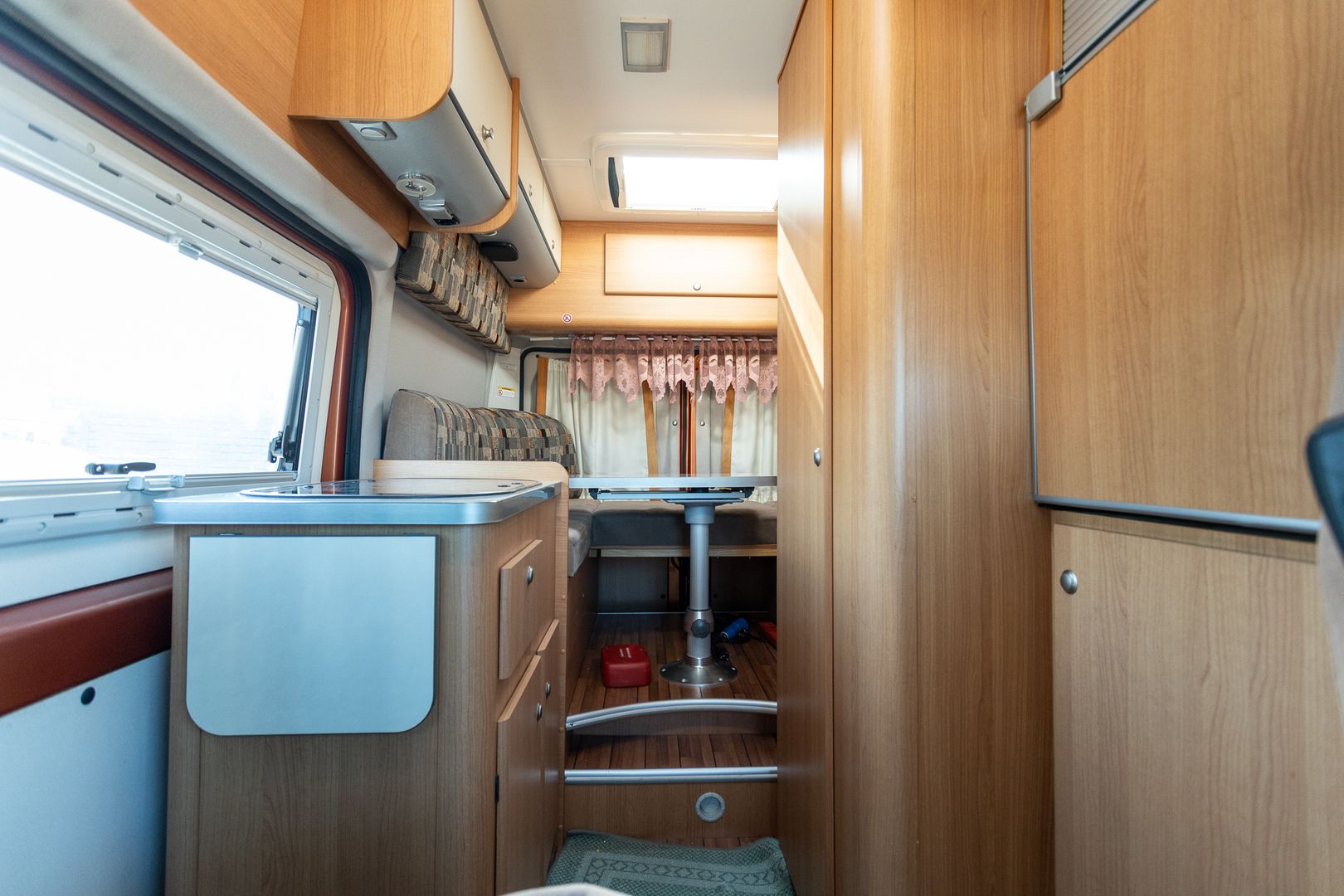 Weinsberg Cosmos 541 2.3 Mjet 120hv ** TRUMA, U-ISTUINRYHMÄ, AURINKOPANEELI, ALLE 5M PITKÄ **, kuva 8