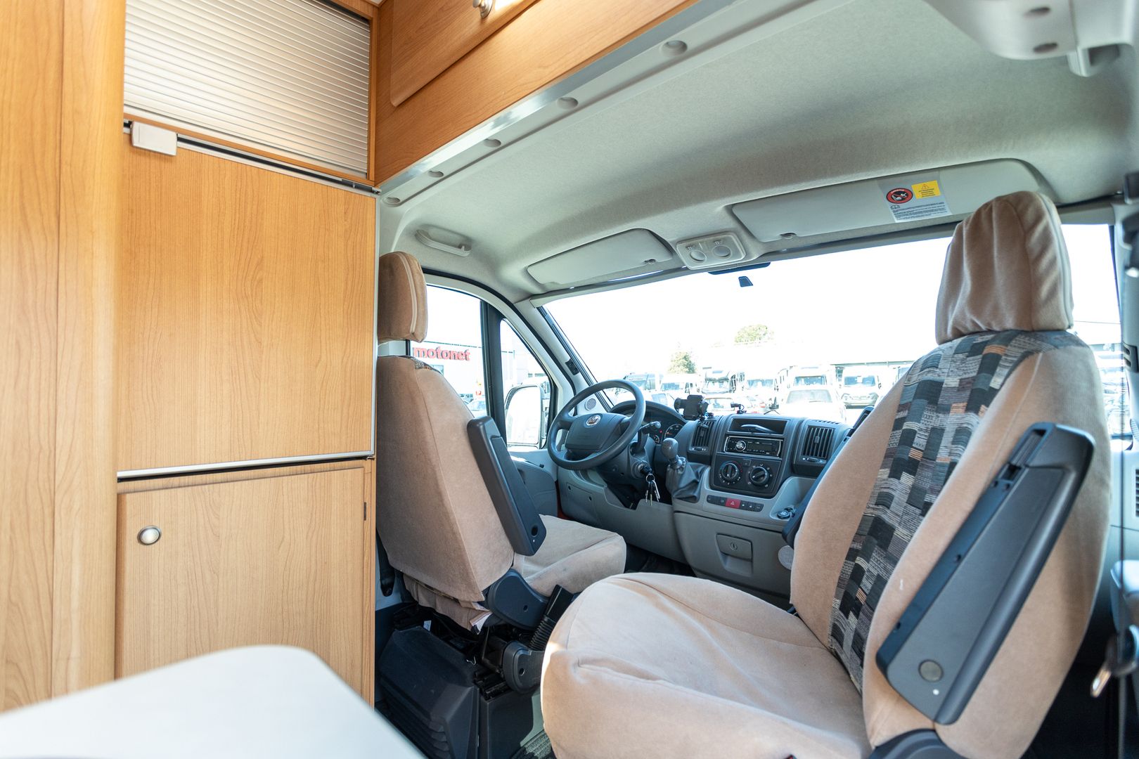 Weinsberg Cosmos 541 2.3 Mjet 120hv ** TRUMA, U-ISTUINRYHMÄ, AURINKOPANEELI, ALLE 5M PITKÄ **, kuva 9