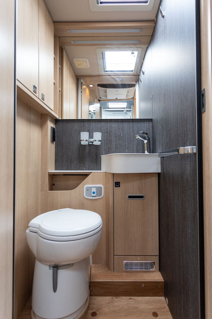 Hymer B-MasterLine I 780 414 CDI 177hv ** ALDE, ERILLISVUOTEET, HUBBET-YLÄVUODE, 2X ILMASTOINTI **, kuva 16
