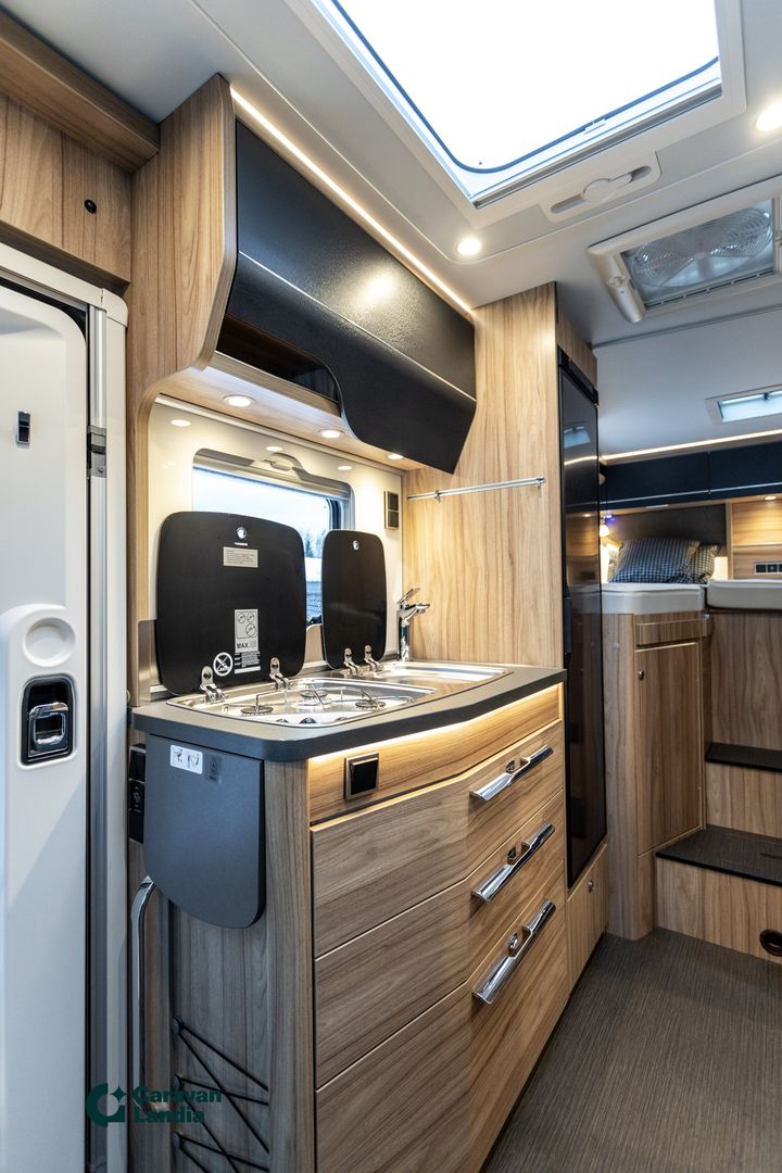 Hymer ML-T 570 Cross Over 419 CDI 190 hv **NELIVETO, HUIPPU VARUSTELTU, ERIKOISMALLI**, kuva 11