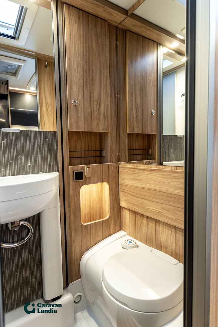 Hymer ML-T 570 Cross Over 419 CDI 190 hv **NELIVETO, HUIPPU VARUSTELTU, ERIKOISMALLI**, kuva 13