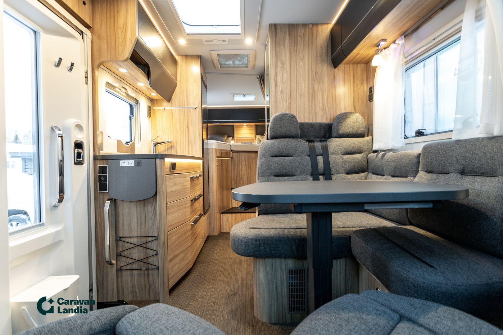 Hymer ML-T 570 Cross Over 419 CDI 190 hv **NELIVETO, HUIPPU VARUSTELTU, ERIKOISMALLI**, kuva 8