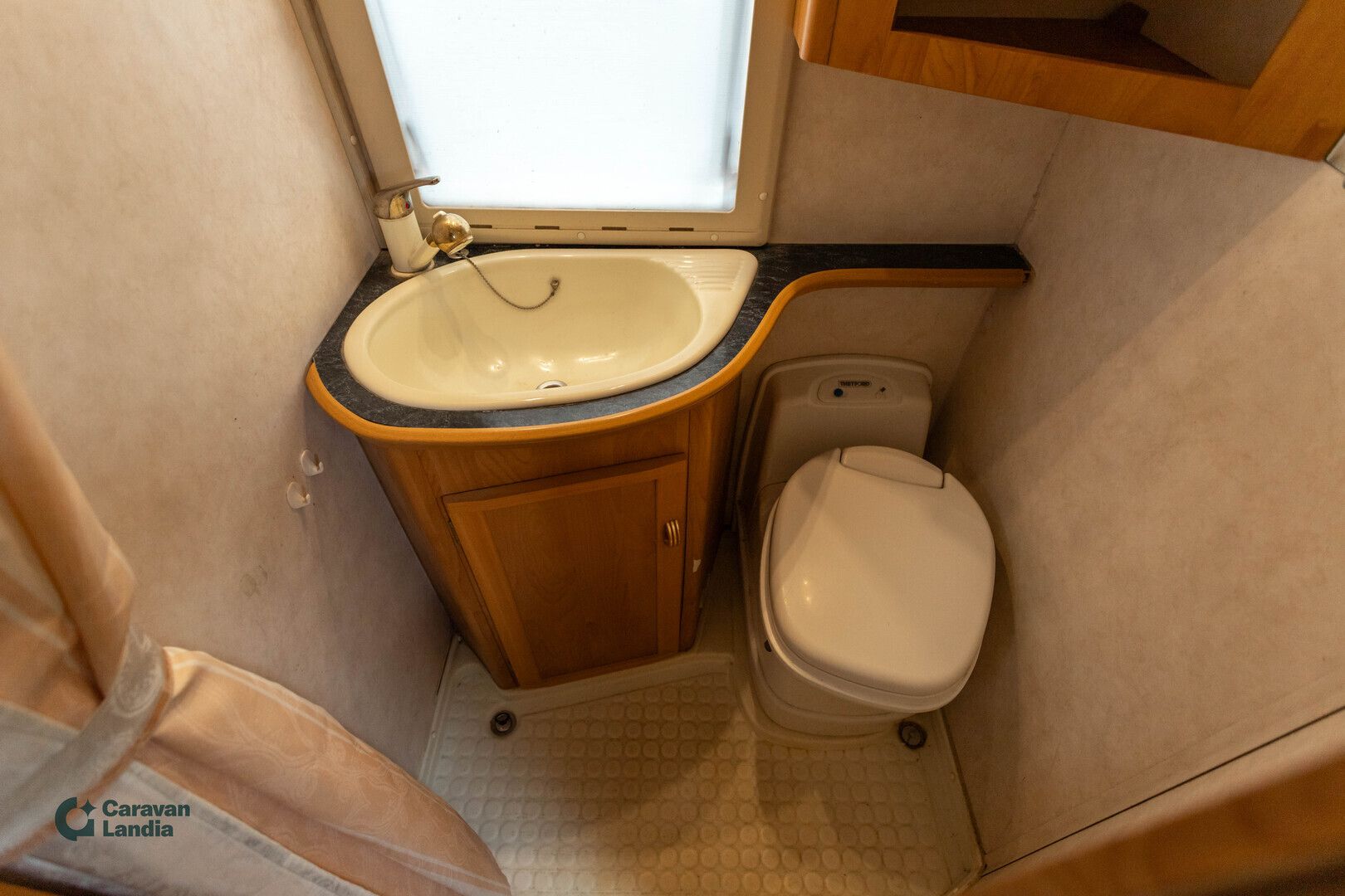 Frankia A680 2.5 TDi 115 hv **TRUMA, ERILLISVUOTEET, MARKIISI, ALKOVI **, kuva 12