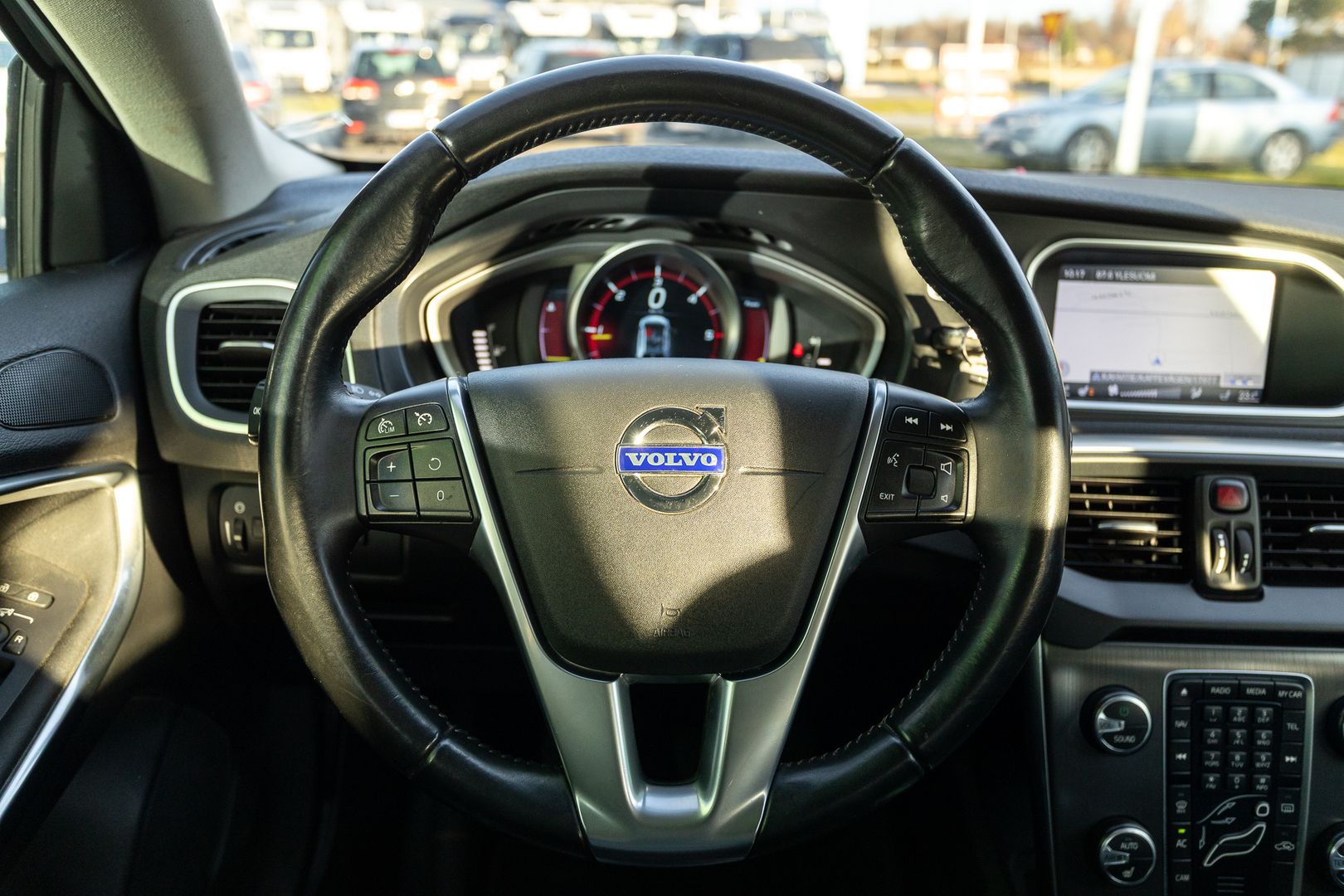 Volvo V40 D2 Momentum 114hv ** AKTIIVISET XENON VALOT, 2XRENKAAT, NAHKASISUSTA **, kuva 10