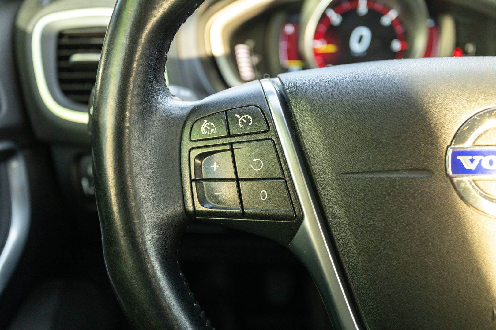 Volvo V40 D2 Momentum 114hv ** AKTIIVISET XENON VALOT, 2XRENKAAT, NAHKASISUSTA **, kuva 11