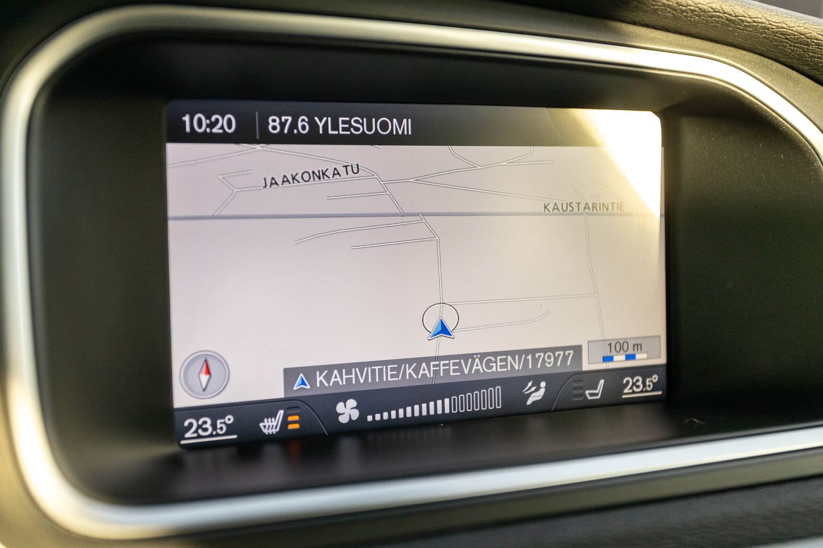 Volvo V40 D2 Momentum 114hv ** AKTIIVISET XENON VALOT, 2XRENKAAT, NAHKASISUSTA **, kuva 19