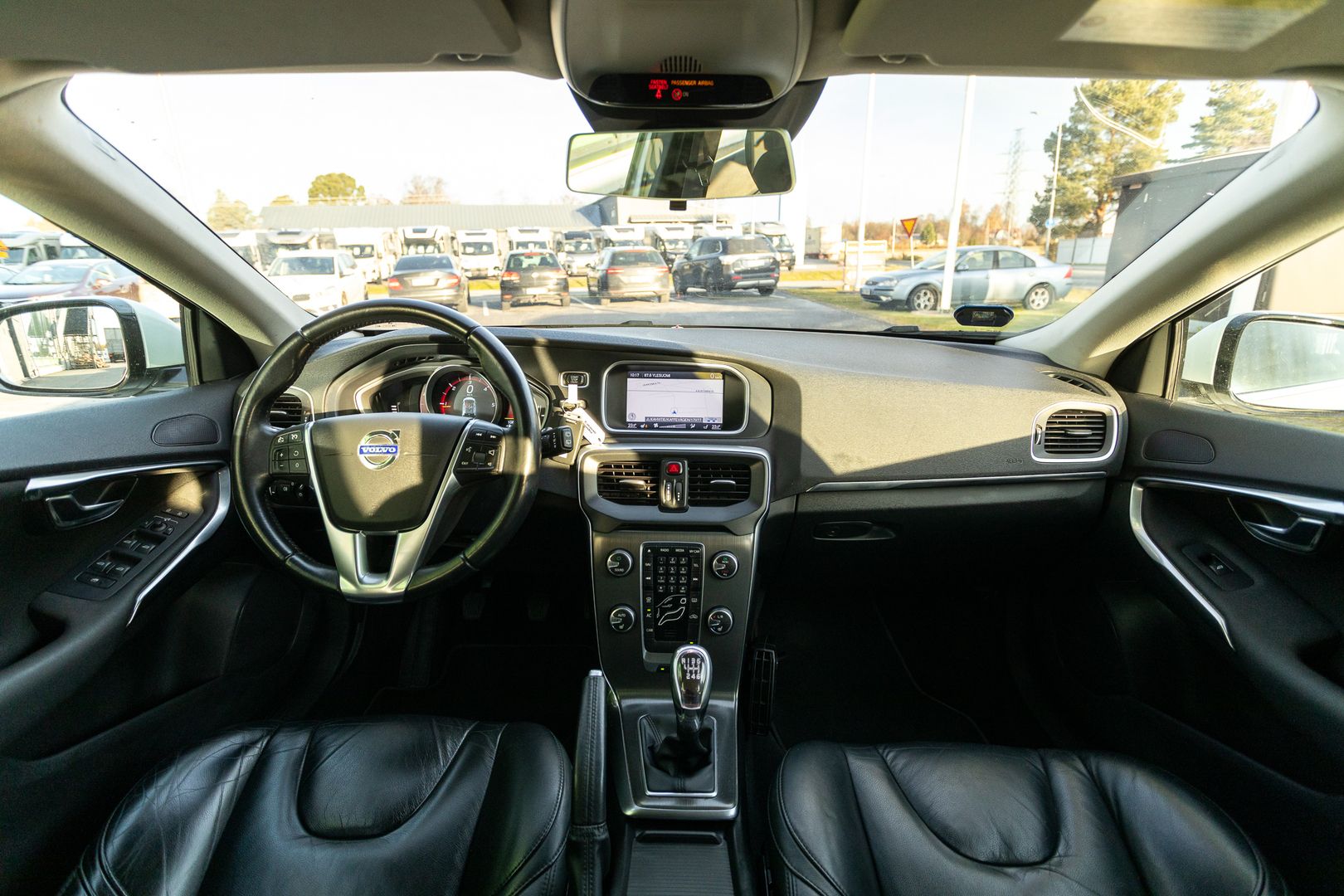 Volvo V40 D2 Momentum 114hv ** AKTIIVISET XENON VALOT, 2XRENKAAT, NAHKASISUSTA **, kuva 9