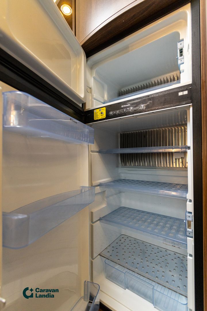 Burstner Elegance I 800 3.0 Mjet 180hv ** ALDE (KAASU/SÄHKÖ), SAAREKEVUODE, NAHKAVERHOILU **, kuva 16