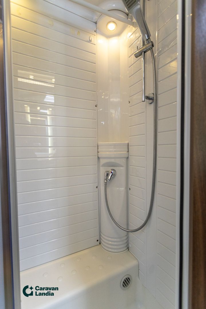 Burstner Elegance I 800 3.0 Mjet 180hv ** ALDE (KAASU/SÄHKÖ), SAAREKEVUODE, NAHKAVERHOILU **, kuva 19