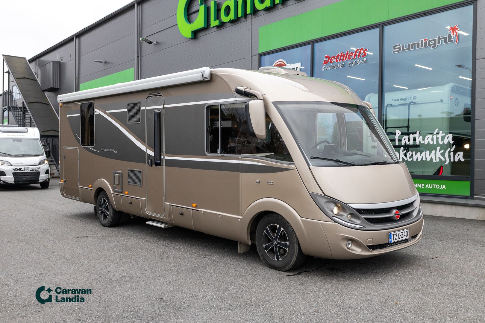 Burstner Elegance I 800 3.0 Mjet 180hv ** ALDE (KAASU/SÄHKÖ), SAAREKEVUODE, NAHKAVERHOILU **, kuva 1