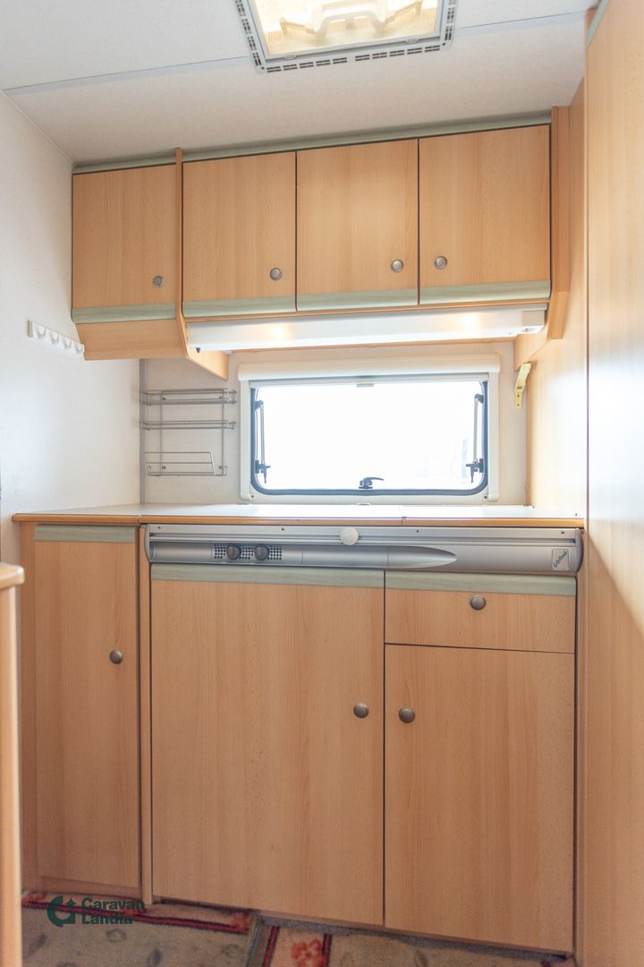 Knaus Eifelland Holiday 350 TK ** TRUMA SÄHKÖPATRUUNA, U-ISTUINRYHMÄ, 900KG KOKONAISMASSA **, kuva 10
