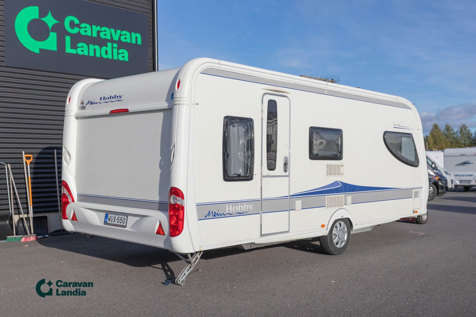 Hobby 560 KMFe La Vita ** KERROSSÄNKY, AURINKOPANEELI, PITKITTÄINEN PARIVUODE **, kuva 3