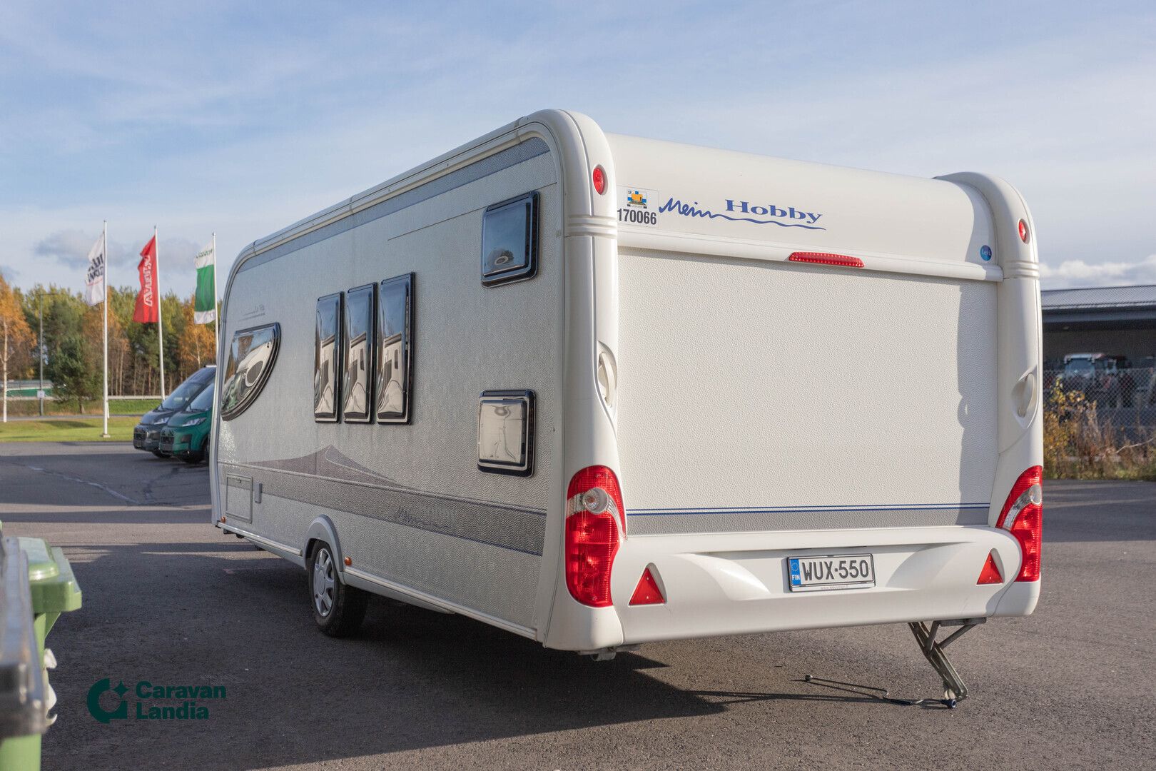 Hobby 560 KMFe La Vita ** KERROSSÄNKY, AURINKOPANEELI, PITKITTÄINEN PARIVUODE **, kuva 4