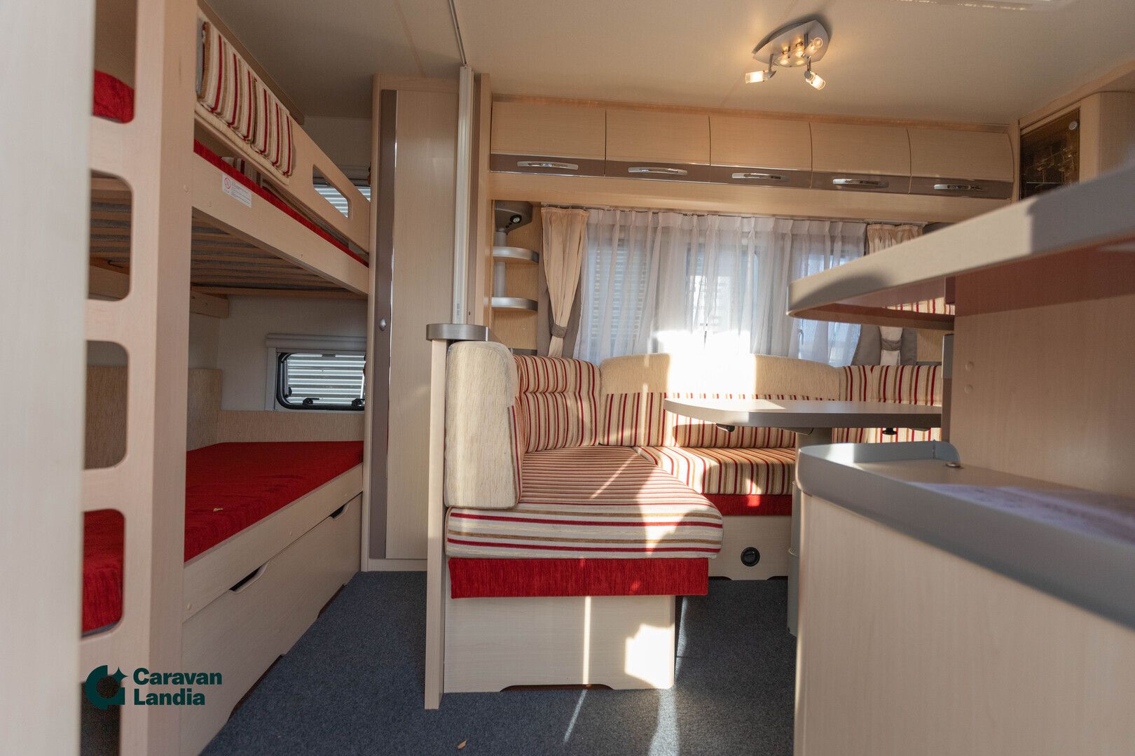 Hobby 560 KMFe La Vita ** KERROSSÄNKY, AURINKOPANEELI, PITKITTÄINEN PARIVUODE **, kuva 6