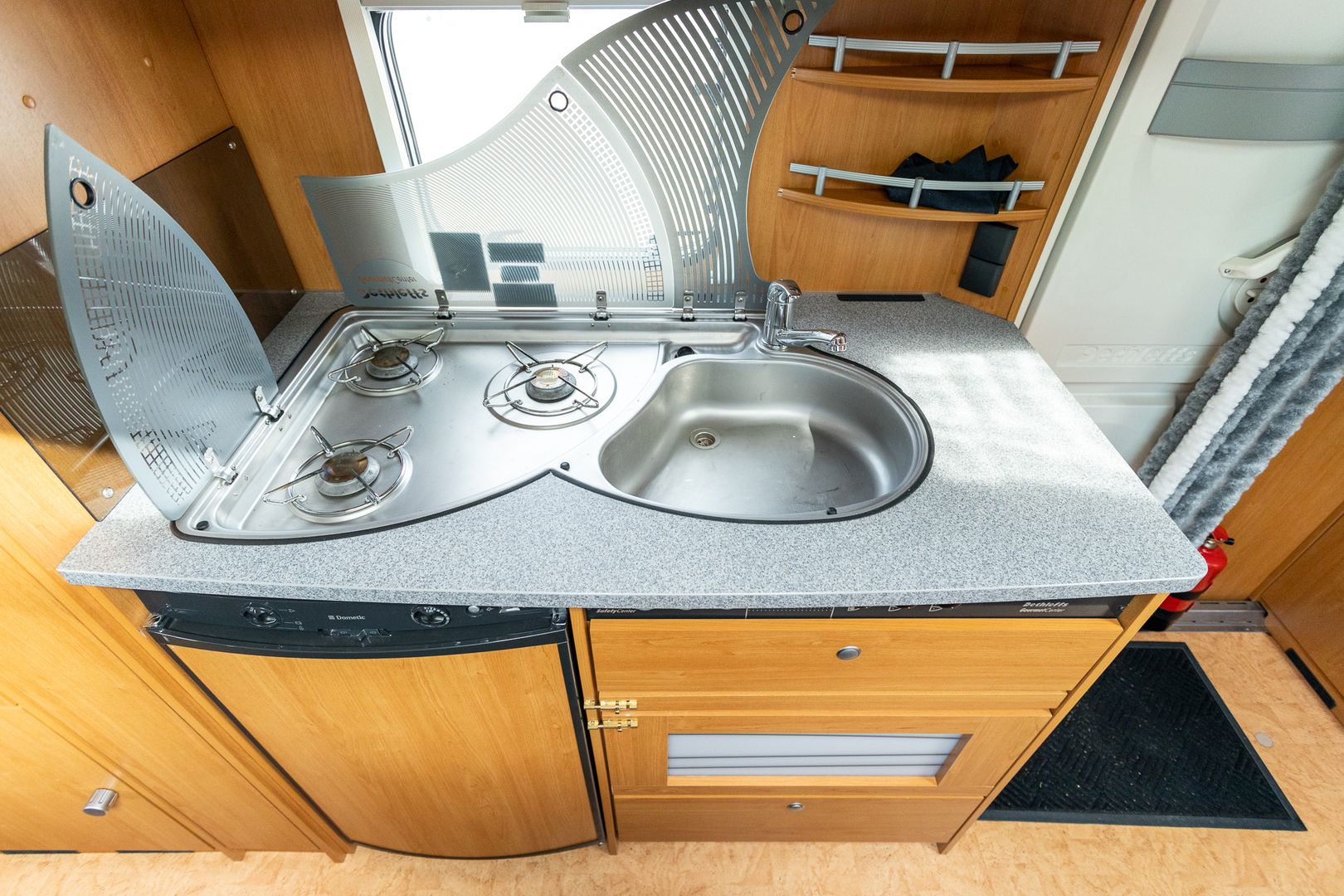 Dethleffs Camper 560 SK ** ALDE, KERROSVUOTEET, PITKITTÄINEN-PARIVUODE **, kuva 10