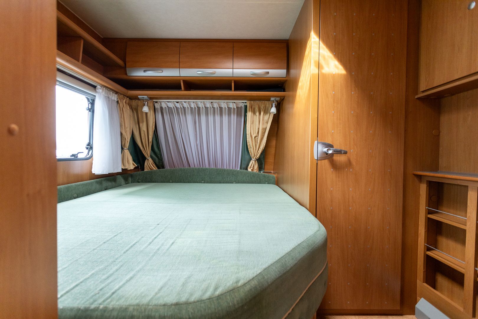 Dethleffs Camper 560 SK ** ALDE, KERROSVUOTEET, PITKITTÄINEN-PARIVUODE **, kuva 13