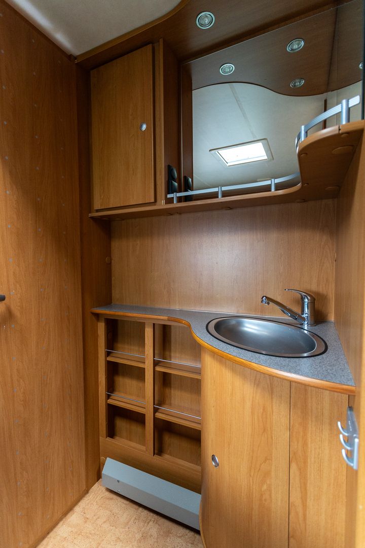 Dethleffs Camper 560 SK ** ALDE, KERROSVUOTEET, PITKITTÄINEN-PARIVUODE **, kuva 14