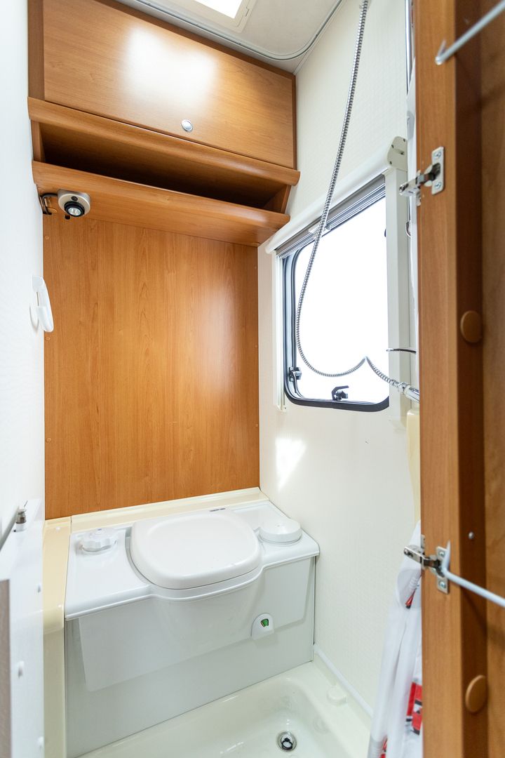 Dethleffs Camper 560 SK ** ALDE, KERROSVUOTEET, PITKITTÄINEN-PARIVUODE **, kuva 15