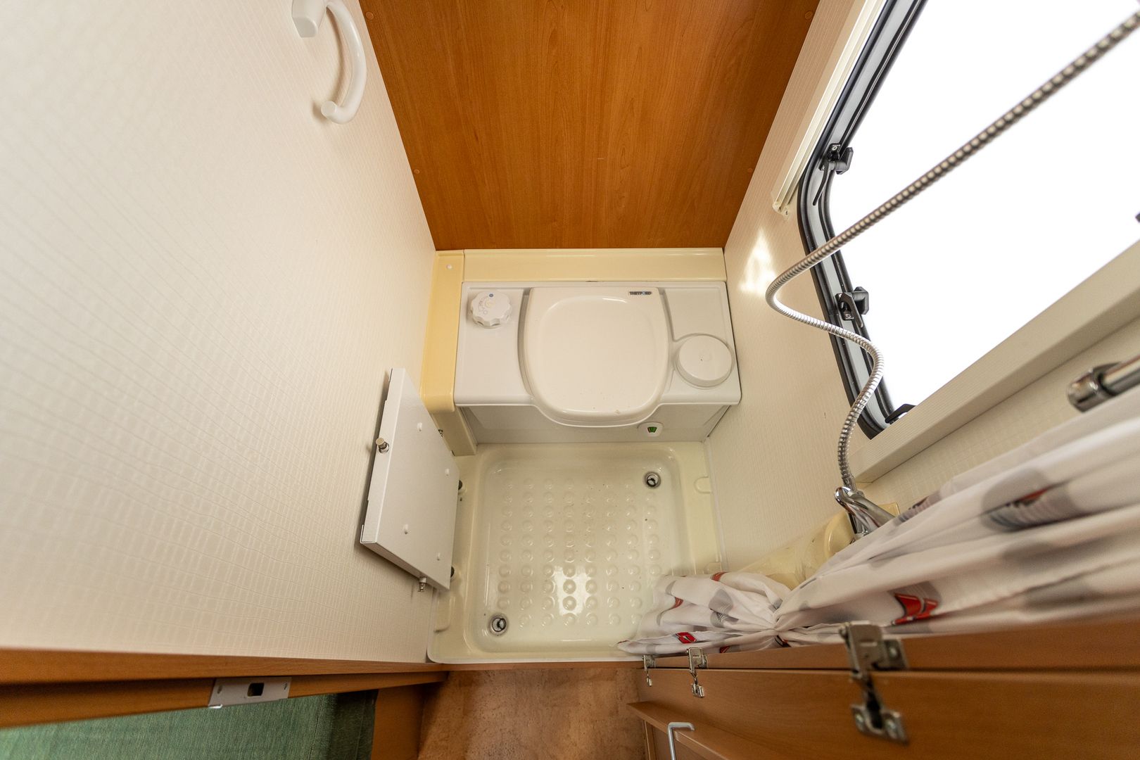 Dethleffs Camper 560 SK ** ALDE, KERROSVUOTEET, PITKITTÄINEN-PARIVUODE **, kuva 16