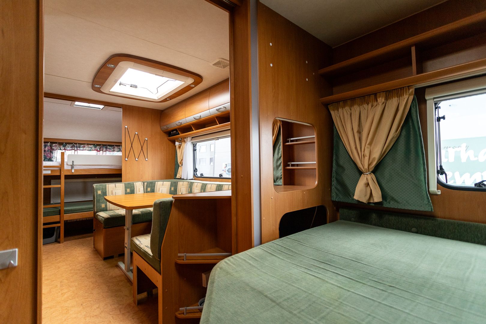 Dethleffs Camper 560 SK ** ALDE, KERROSVUOTEET, PITKITTÄINEN-PARIVUODE **, kuva 17