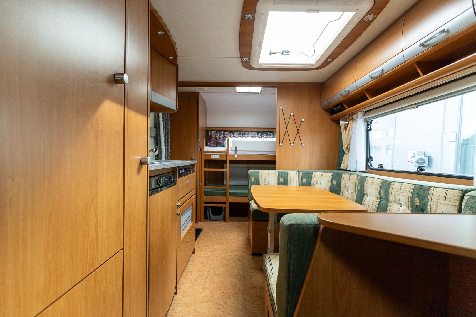 Dethleffs Camper 560 SK ** ALDE, KERROSVUOTEET, PITKITTÄINEN-PARIVUODE **, kuva 18