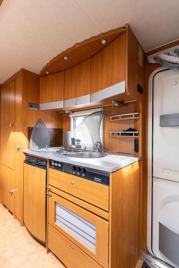 Dethleffs Camper 560 SK ** ALDE, KERROSVUOTEET, PITKITTÄINEN-PARIVUODE **, kuva 9