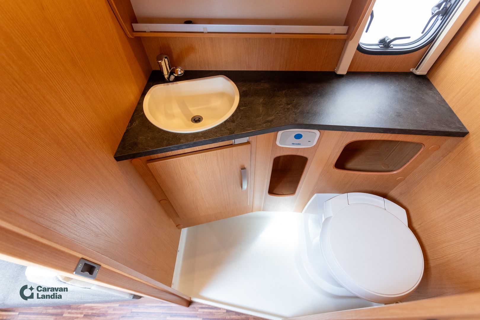 Hymer Sporting 440 **AURINKOPANEELI, TRUMA (KAASU/SÄHKÖ), PARIVUODE, 4 HLÖ**, kuva 13