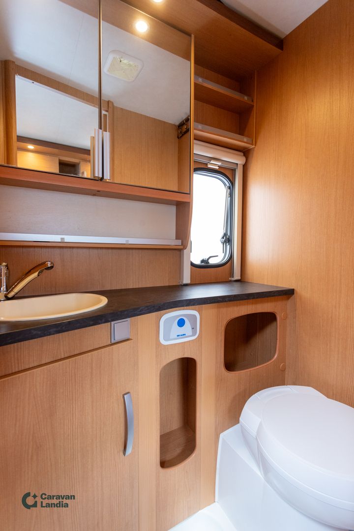 Hymer Sporting 440 **AURINKOPANEELI, TRUMA (KAASU/SÄHKÖ), PARIVUODE, 4 HLÖ**, kuva 14
