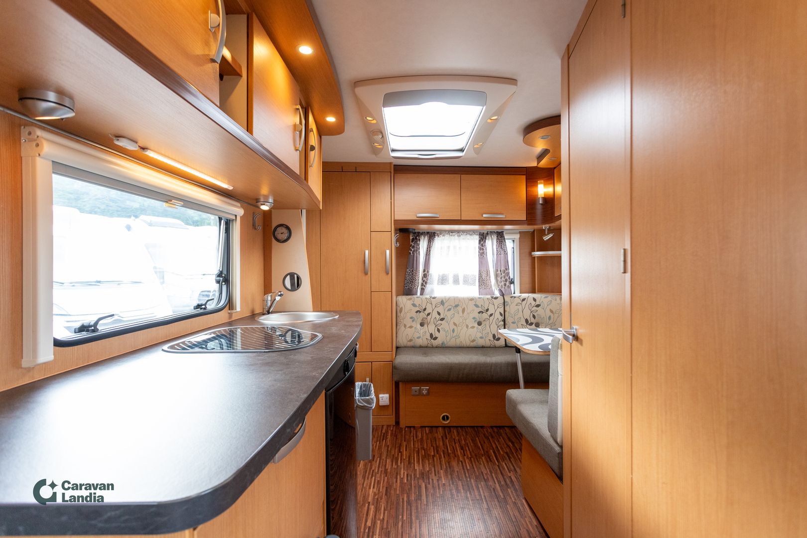 Hymer Sporting 440 **AURINKOPANEELI, TRUMA (KAASU/SÄHKÖ), PARIVUODE, 4 HLÖ**, kuva 15