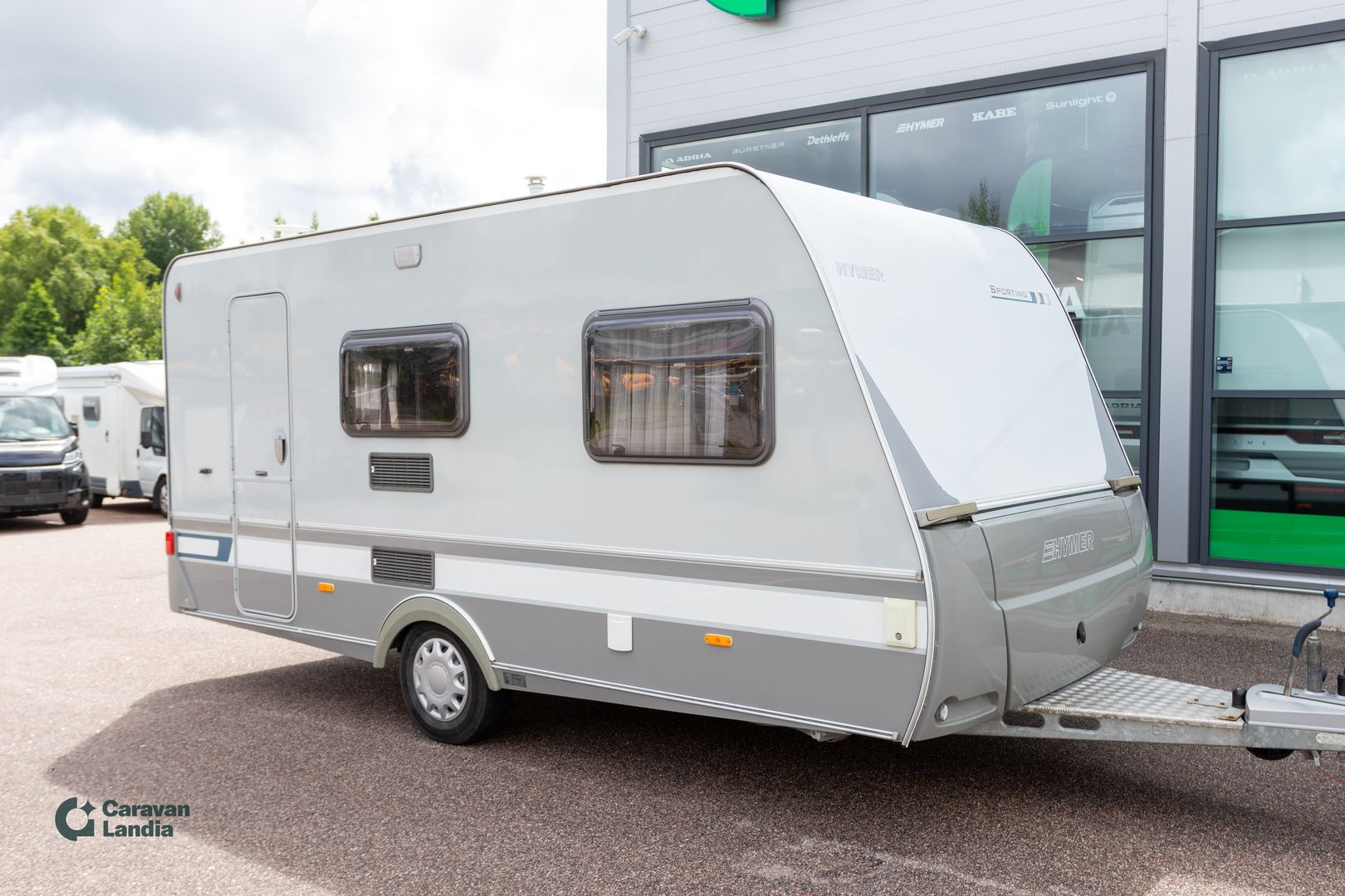 Hymer Sporting 440 **AURINKOPANEELI, TRUMA (KAASU/SÄHKÖ), PARIVUODE, 4 HLÖ**, kuva 1