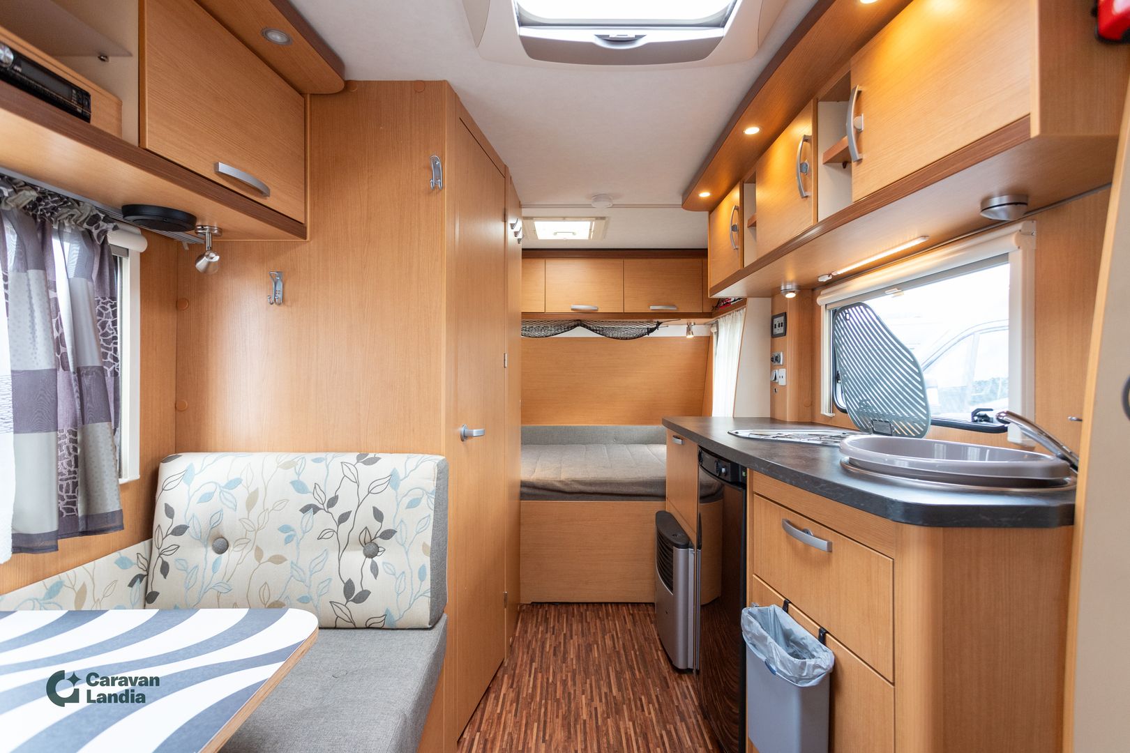 Hymer Sporting 440 **AURINKOPANEELI, TRUMA (KAASU/SÄHKÖ), PARIVUODE, 4 HLÖ**, kuva 7