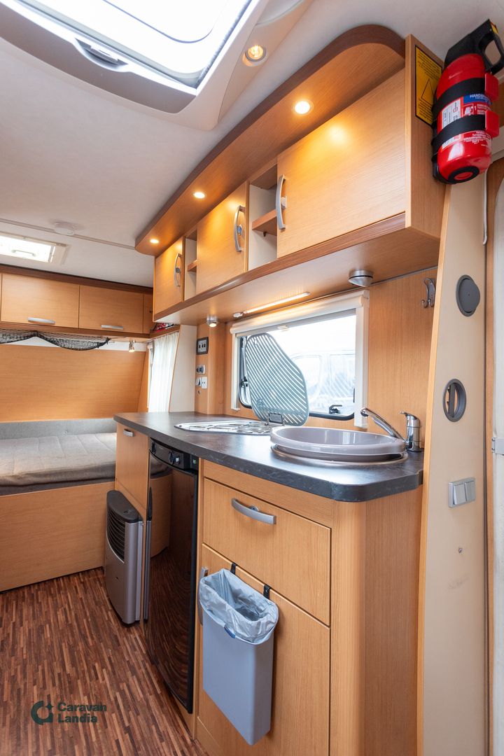 Hymer Sporting 440 **AURINKOPANEELI, TRUMA (KAASU/SÄHKÖ), PARIVUODE, 4 HLÖ**, kuva 8