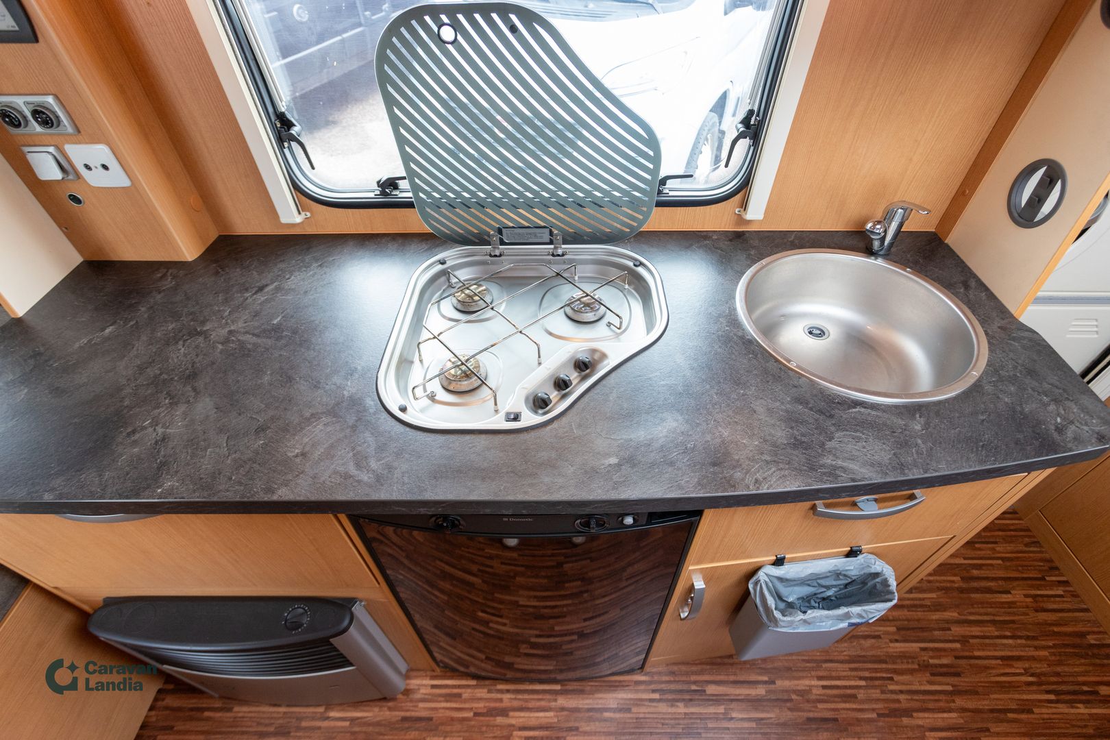 Hymer Sporting 440 **AURINKOPANEELI, TRUMA (KAASU/SÄHKÖ), PARIVUODE, 4 HLÖ**, kuva 9