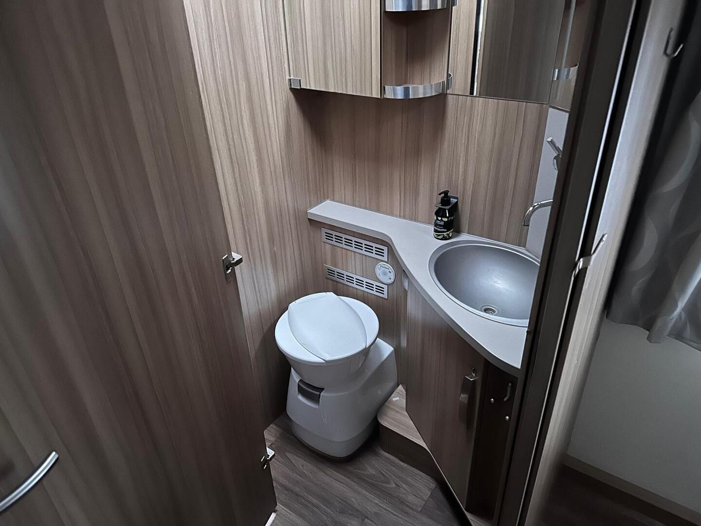Knaus Sky TI 700 MX Mjet 2.3 130hv ** JUURI TULLUT, SAAREKEVUODE, 2X ILMASTOINTI, ALDE **, kuva 10