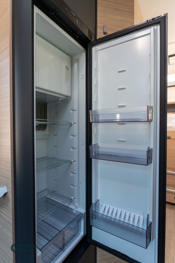 Hobby Optima De Luxe T70 GE 140hv **AJAMATON, ERILLISVUOTEET, LATTIALÄMMITYS, UUNI, P.KAMERA, MARKIISI**, kuva 17