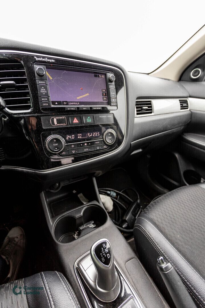 Mitsubishi Outlander PHEV 2.0 Intense Plus 4WD 5P ** Puolinahat / Peruutuskamera / Keyless / Rockford **, kuva 18