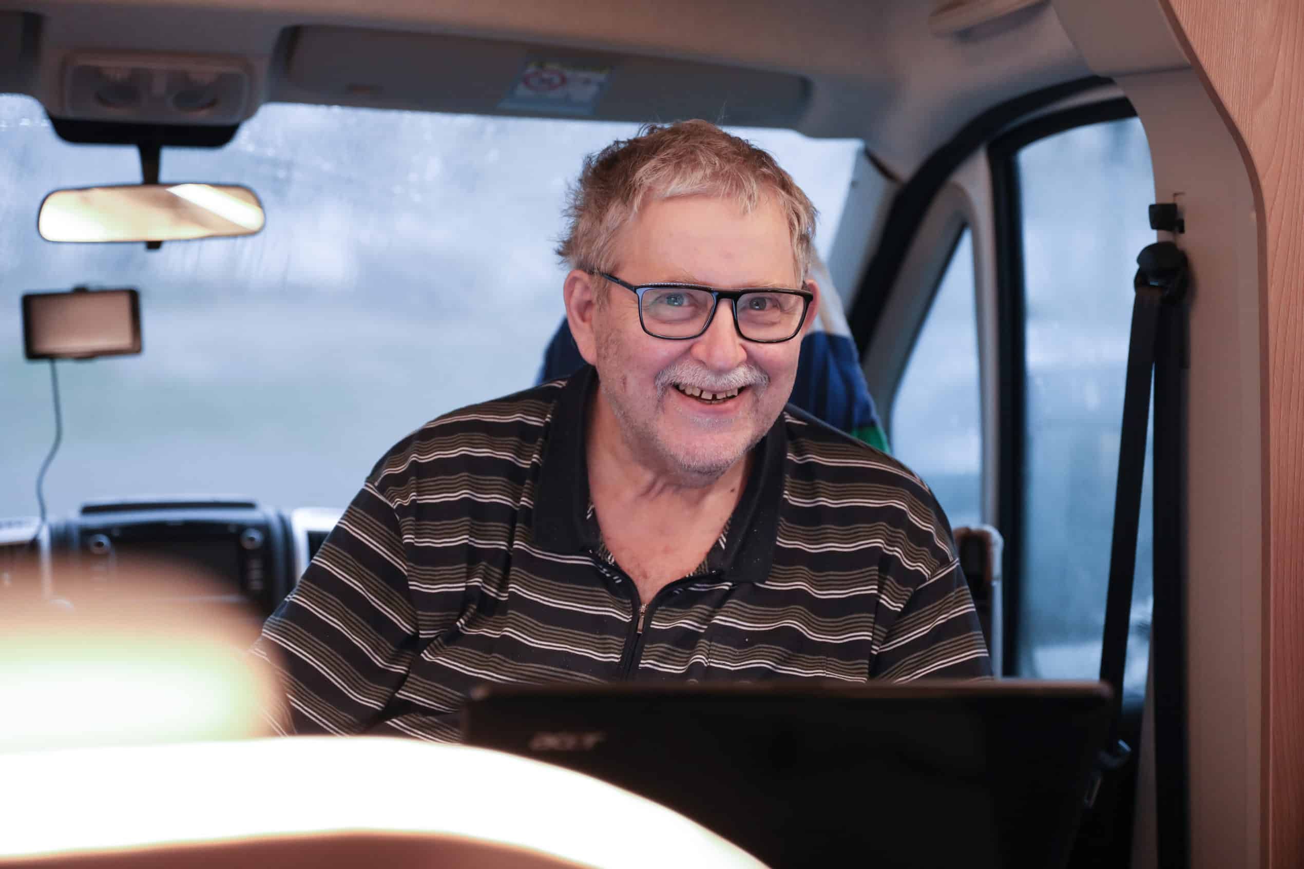 Mårten Kankkonen nauraa ja nauttii uuudesta matkailuautostaan.