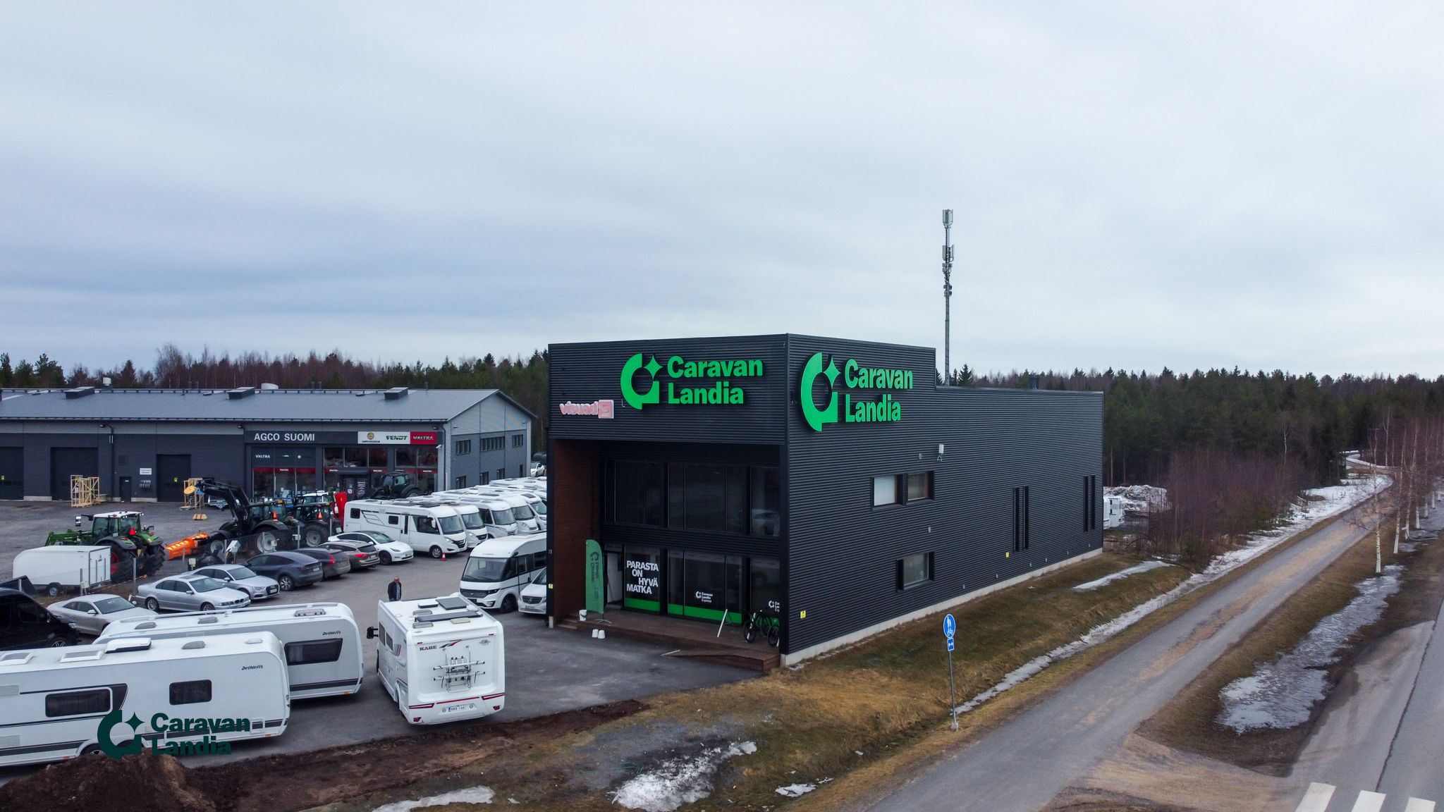 Caravanlandian Kempeleen toimipiste ilmasta kuvattuna.