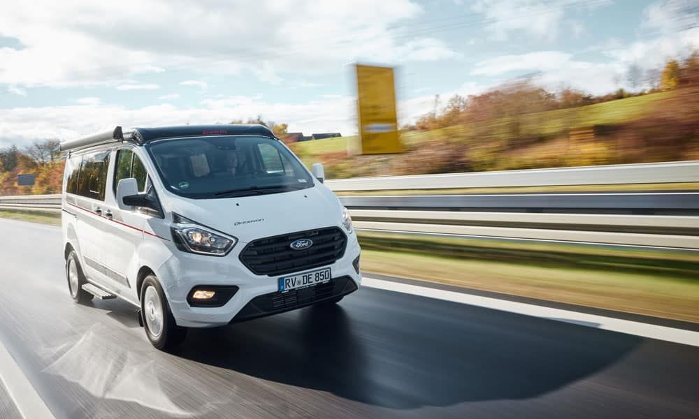 Bürstner Ford Campingbus matkanpäällä.