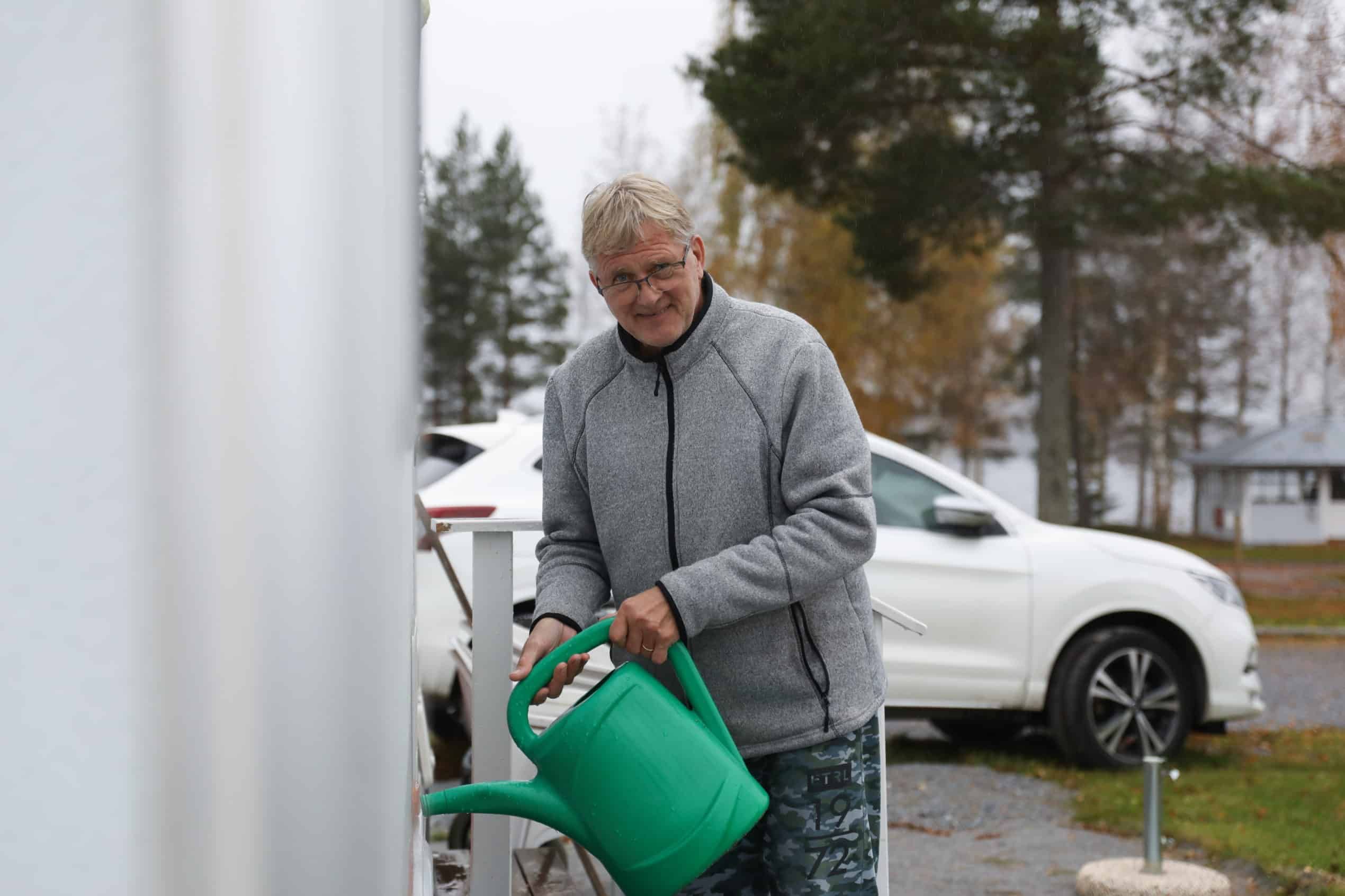 Mats Nyberg huoltamassa uutta asuntovaunuaan.
