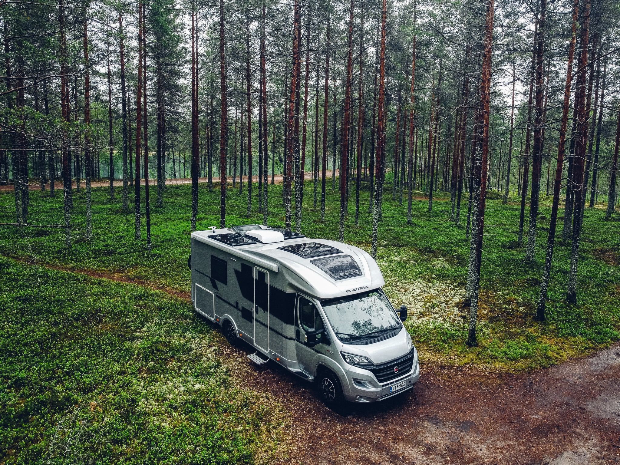 Asuntoauto metsän keskellä.