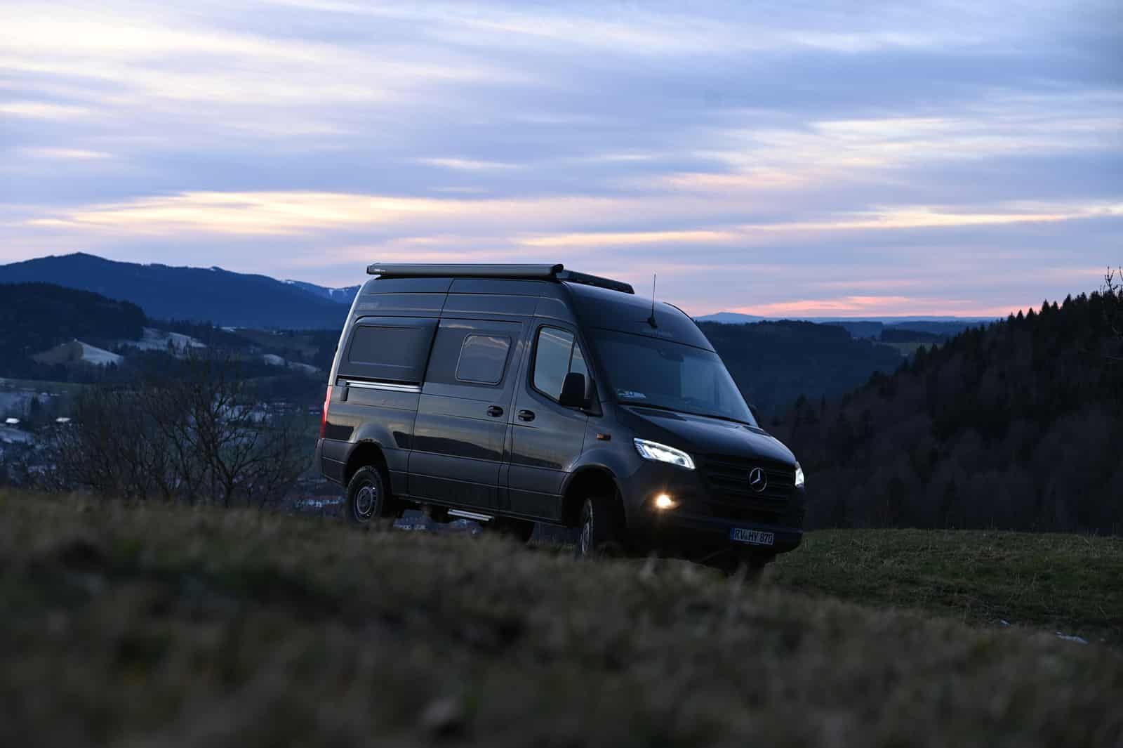 Hymer matkailuauto iltahämärässä.