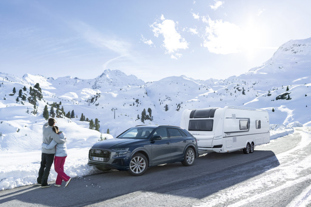 Asuntovaunu aurinkoisessa lumimaisemassa. Valitse oma suosikki asuntovaunusi meiltä!